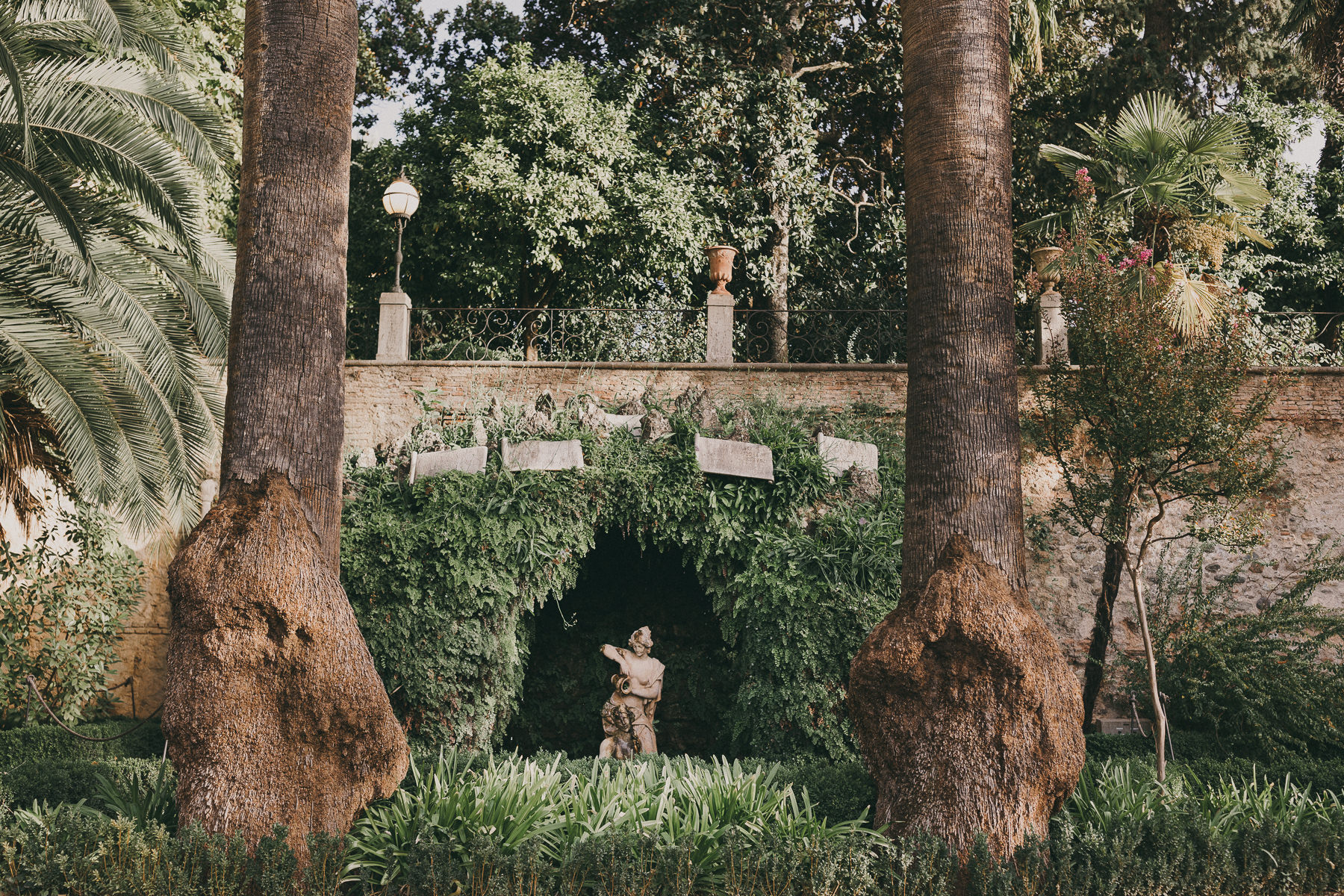 Fuente romana ubicada en un jardín llamado Carmen de los mártires, conocido por su imponente y vegetación. fotografía de boda por Love Wanderers.