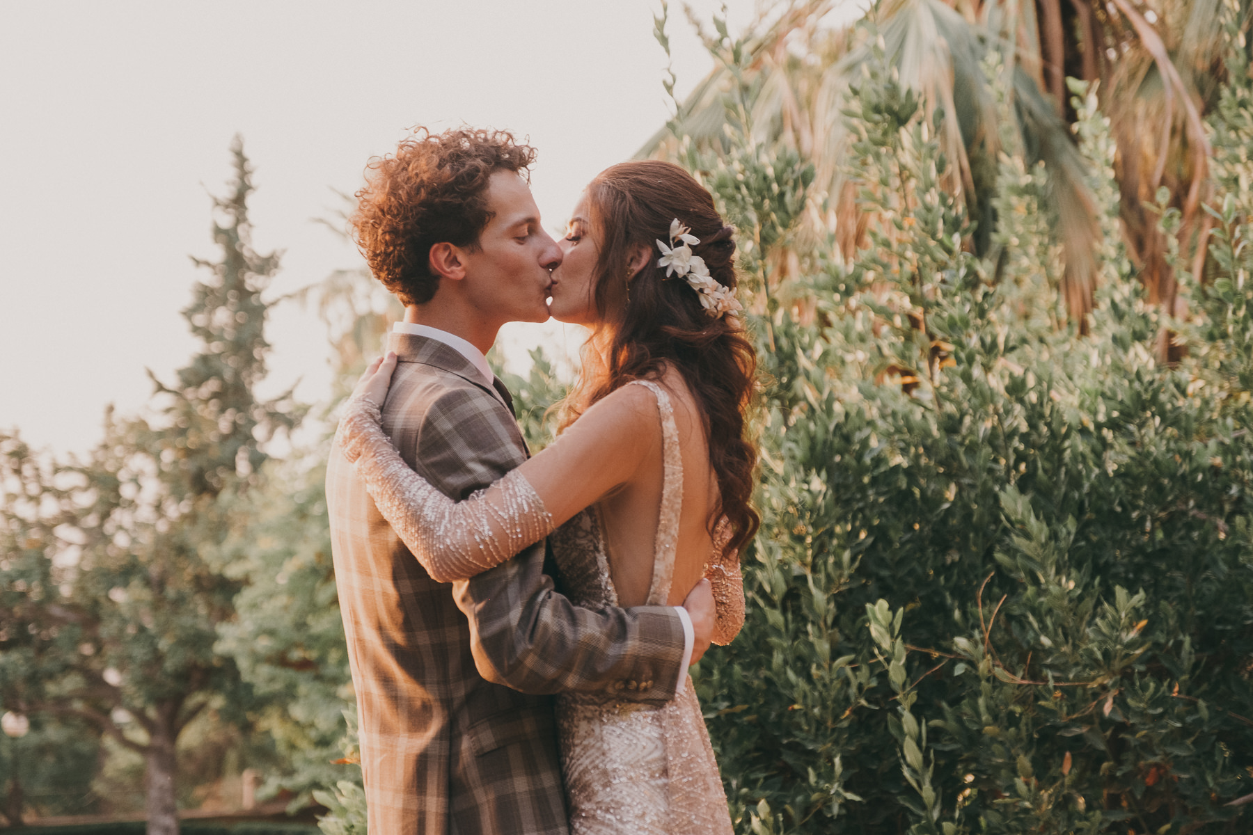 Una pareja recién casada que se besa .Fotografía de boda por Love Wanderers. Wedding Planner Martin & Gutfreund