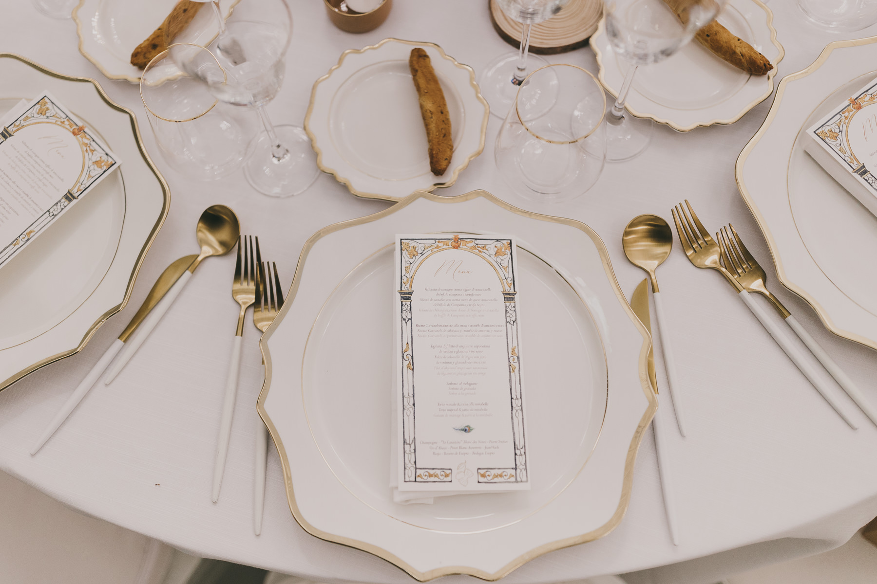 Mesa nupcial decorada con vajilla y elementos dorados. Fotografía de boda por Love Wanderers. Wedding Planner Martin & Gutfreund
