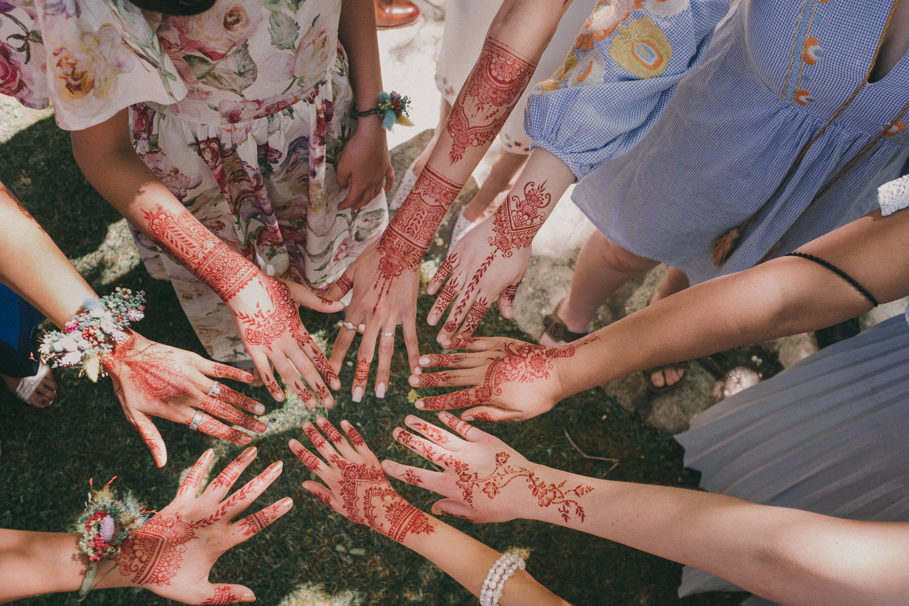 Decoración de henna en las manos y brazos de las invitadas a una boda. Fotografía de boda por Love Wanderers. Wedding Planner Martin & Gutfreund